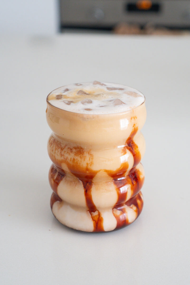 Latte glacé aux amandes et aux dattes